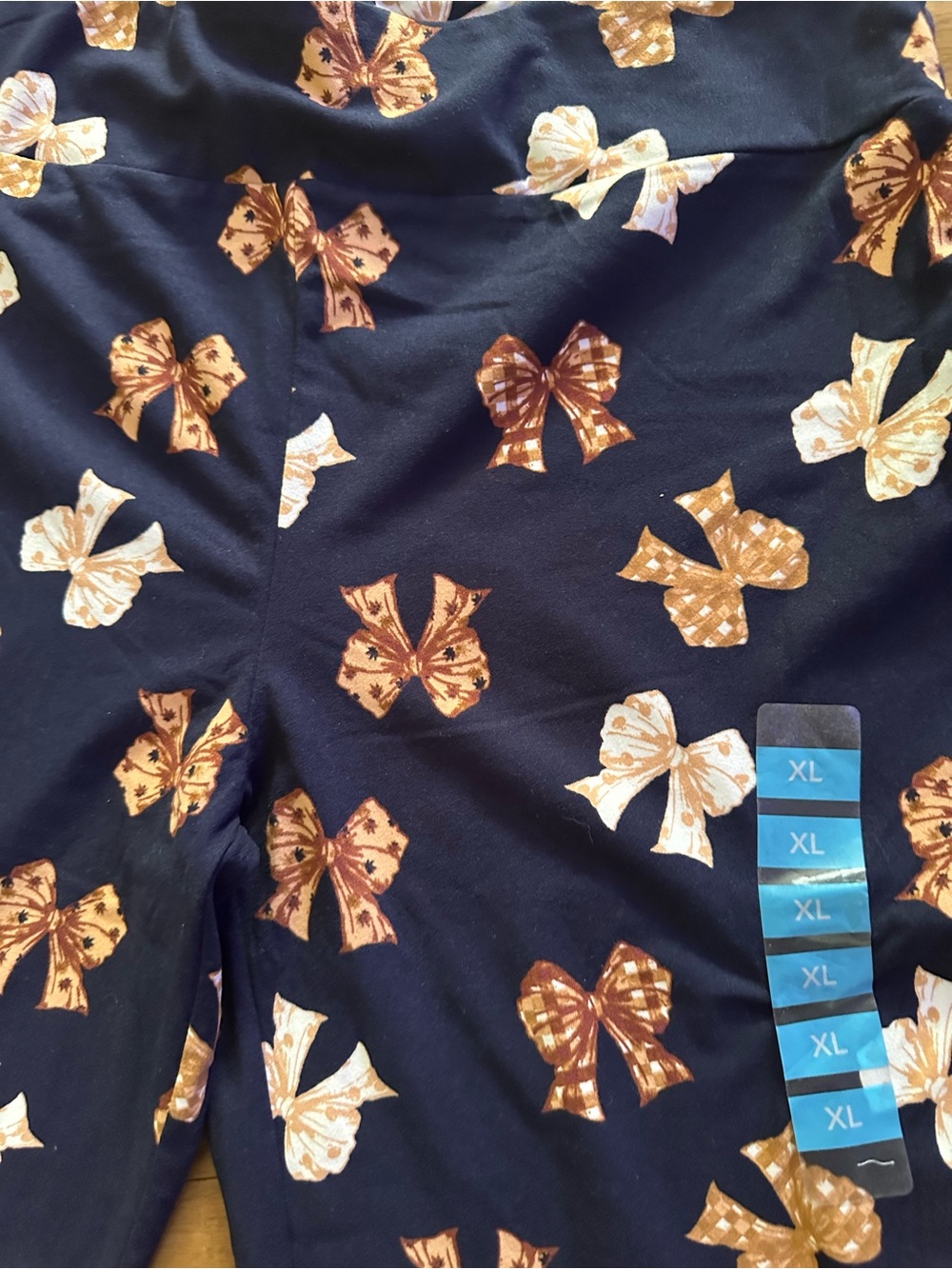Feeling Festive Navy Bow Print Leggings - Picture 3 of 6